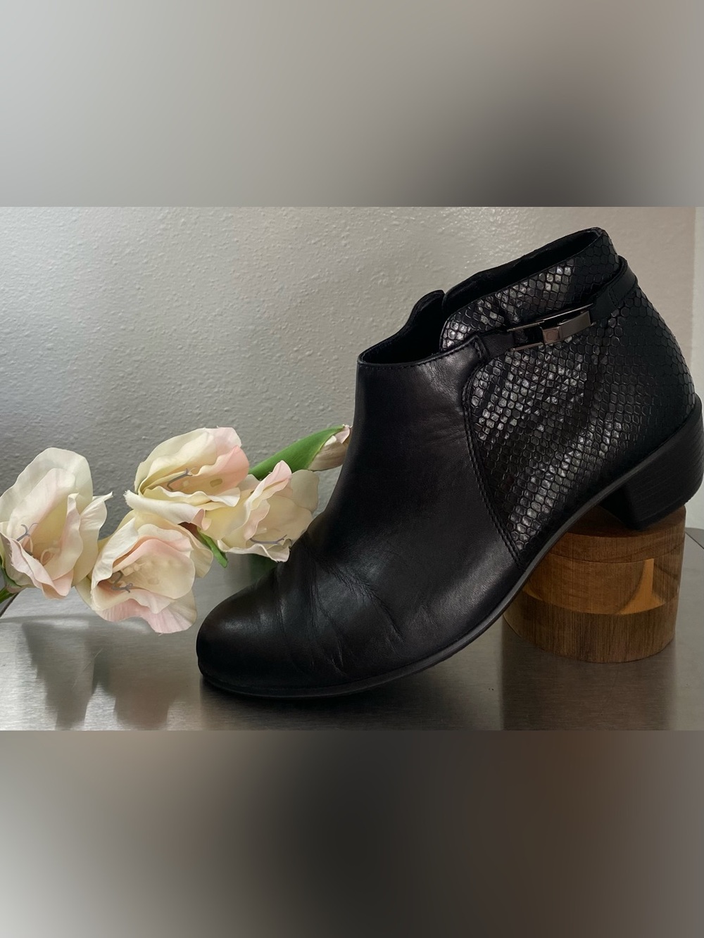 WOMENS ECCO BLACK LEATHER ANKLE BOOTIE WITH SLEEK REPTILE DESIGN